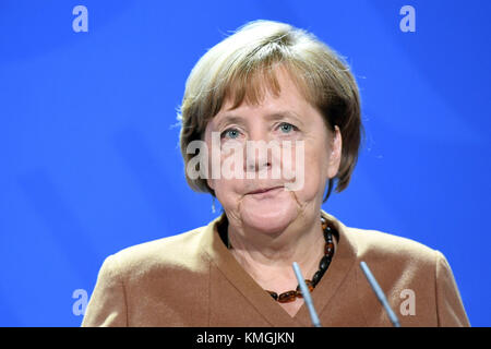 Berlin, Allemagne. 7 décembre 2017. La chancelière allemande Angela Merkel (CDU) prononce une déclaration lors de la conférence à Berlin, en Allemagne, le 7 décembre 2017. Crédit : Maurizio Gambarini/dpa/Alamy Live News Banque D'Images