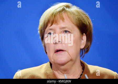 Berlin, Allemagne. 7 décembre 2017. La chancelière allemande Angela Merkel (CDU) prononce une déclaration lors de la conférence à Berlin, en Allemagne, le 7 décembre 2017. Crédit : Maurizio Gambarini/dpa/Alamy Live News Banque D'Images