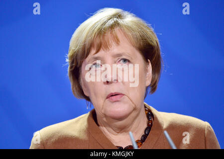 Berlin, Allemagne. 7 décembre 2017. La chancelière allemande Angela Merkel (CDU) prononce une déclaration lors de la conférence à Berlin, en Allemagne, le 7 décembre 2017. Crédit : Maurizio Gambarini/dpa/Alamy Live News Banque D'Images