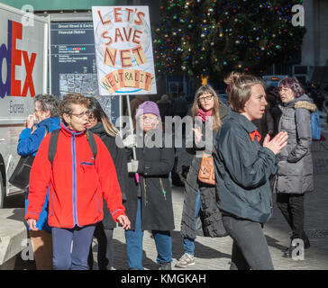 New York, USA. 07Th dec, 2017 manifestation devant les militants. Un magasin Verizon dans le lower Manhattan à New York le jeudi 7 décembre 2017, à l'appui de la neutralité du net. l'actuel président de la fcc ajit pai est un ancien avocat de Verizon et la fcc doit voter le 14 décembre sur des règles qui interdisent actuellement fournisseurs internet de favoriser certains contenus plutôt que de traiter tous les contenus en ligne également. manifestations ont lieu à verizon magasins à travers le pays aujourd'hui. (© richard b. levine) crédit : Richard levine/Alamy live news Banque D'Images