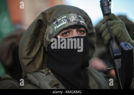 Gaza, Palestine . 07 décembre 2017. Un membre masqué des Brigades Izz ad-DIN al-Qassam, la branche militaire du mouvement islamiste palestinien Hamas, participe à une manifestation à Beit Hanoun, dans la bande de Gaza, dans les Territoires palestiniens, le 7 décembre 2017. La reconnaissance par Trump de Jérusalem comme capitale d'Israël a suscité une condamnation et une colère internationales généralisées. Photo : Wissam Nassar/dpa crédit : dpa Picture alliance/Alamy Live News Banque D'Images