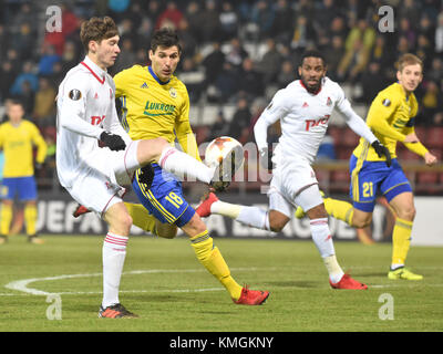 Olomouc, République tchèque. 07 décembre 2017. Les G-d Aleksei Miranchuk de Lokomotiv et Zoran Gajic de Zlin en action lors de la 6e manche, groupe F, match de football de la Ligue européenne FC Fastav Zlin vs FC Lokomotiv Moscou à Olomouc, République tchèque, le 7 décembre 2017. Crédit : Ludek Perina/CTK photo/Alamy Live News Banque D'Images