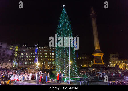 Trafalgar Square, Londres, 7 décembre 2017. L'arbre se dresse au milieu de la place. L'assemblée annuelle de l'éclairage de l'arbre de Noël de Trafalgar Square cérémonie a lieu sur la place, avec les touristes et les Londoniens observant l'interrupteur sur officiel, ainsi que Noël et du chant choral dans l'atmosphère de fête. Credit : Imageplotter News et Sports/Alamy Live News Banque D'Images