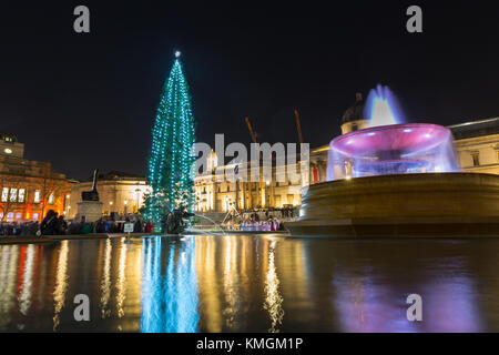 Trafalgar Square, Londres, 7 décembre 2017. L'arbre se dresse au milieu de la place. L'assemblée annuelle de l'éclairage de l'arbre de Noël de Trafalgar Square cérémonie a lieu sur la place, avec les touristes et les Londoniens observant l'interrupteur sur officiel, ainsi que Noël et du chant choral dans l'atmosphère de fête. Credit : Imageplotter News et Sports/Alamy Live News Banque D'Images