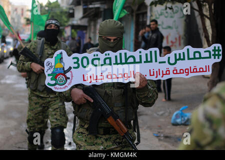 Gaza, la Palestine. 07Th dec, 2017. Le 7 décembre, 2017 - une marche militaire de l'aile militaire du Hamas, les Brigades Ezzedine al-Qassam, a lieu dans la ville de Beit Hanoun au nord de la bande de Gaza. Certains membres de la brigade porter une bannière marquant le 30e anniversaire de la création de l'organisation, c.-à-d '30 ans de résistance, l'unité, et le choix en matière de crédit : Ahmad hasaballah imageslive/zuma/wire/Alamy live news crédit : zuma Press, Inc./Alamy live news Banque D'Images