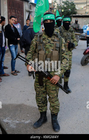 Gaza, Palestine. 07 décembre 2017. Le 7 décembre 2017 - Une marche militaire de la branche armée du Hamas, les Brigades Ezzedine Al Qassam, a lieu dans la ville de Beit Hanoun, dans le Nord de la bande de Gaza. Certains membres de la brigade portent une bannière marquant le 30e anniversaire de la création de l'organisation, à savoir '30 ans de résistance, d'unité et de choix' crédit : Ahmad Hasaballah/ImagesLive/ZUMA Wire/Alamy Live News crédit : ZUMA Press, Inc/Alamy Live News Banque D'Images