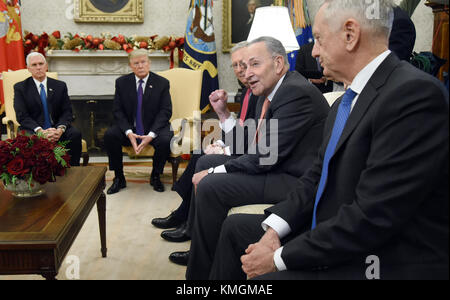 Charles Schumer (démocrate de New York), leader minoritaire du Sénat des États-Unis, prononce une allocution lors d’une réunion entre le président américain Donald J. Trump et le président bipartisan du Congrès au Bureau ovale de la Maison Blanche, le 7 décembre 2017 à Washington, DC. De gauche à droite le vice-président américain Mike Pence, le président Trump, le leader De La Majorité au Sénat américain Mitch McConnell (républicain du Kentucky), le leader Schumer et le secrétaire américain à la Défense Jim Mattis. Crédit: Mediapunch Inc/Alay Live News Banque D'Images