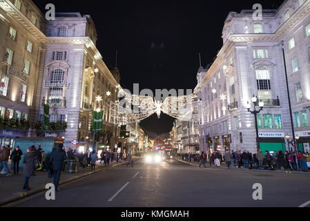 Westminster, Londres, Royaume-Uni. 7 décembre 2017. Heure de pointe en soirée et shopping sous une verrière de décorations festives dans le West End. Lumières dans Regent Street St James's. Crédit : Malcolm Park/Alay Live News Banque D'Images