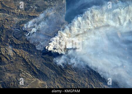 Station spatiale internationale, l'orbite de la terre. 07Th dec, 2017. La fumée des incendies massifs à travers la Californie du sud vu de la station spatiale internationale le 7 décembre 2017 dans l'orbite de la terre. Le feu thomas alimentée par des coups de vents de Santa Ana sculpté un chemin de la destruction de l'océan Pacifique à 10 milles à l'intérieur des terres le long de la côte du sud, forçant l'évacuation obligatoire pour des dizaines de milliers d'habitants. crédit : planetpix/Alamy live news Banque D'Images