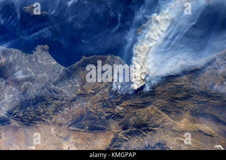 Station spatiale internationale, l'orbite de la terre. 07Th dec, 2017. La fumée des incendies massifs à travers la Californie du sud vu de la station spatiale internationale le 7 décembre 2017 dans l'orbite de la terre. Le feu thomas alimentée par des coups de vents de Santa Ana sculpté un chemin de la destruction de l'océan Pacifique à 10 milles à l'intérieur des terres le long de la côte du sud, forçant l'évacuation obligatoire pour des dizaines de milliers d'habitants. crédit : planetpix/Alamy live news Banque D'Images