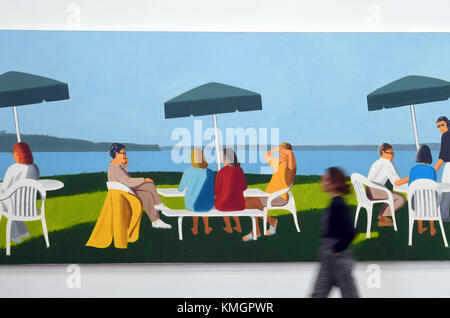 Baden-Baden, Allemagne. 7 décembre 2017. Une femme marche par l'œuvre d'Alex Katz 'Beach Stop' de l'année 2001 dans le musée Frieder Burda à Baden-Baden, Allemagne, le 7 décembre 2017. C'est une pièce de l'exposition 'America! Amérique ! How Real is Real?', qui sera exposé du 9 décembre 2017 au 21 mai 2018. Crédit : Uli Deck/dpa/Alamy Live News Banque D'Images