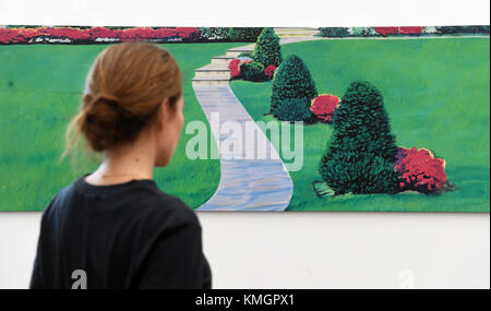 Baden-Baden, Allemagne. 7 décembre 2017. Une femme contemple l'œuvre de James Rosenquist 'Front Lawn' de l'année 1964 dans le musée Frieder Burda à Baden-Baden, Allemagne, le 7 décembre 2017. C'est une pièce de l'exposition 'America! Amérique ! How Real is Real?', qui sera exposé du 9 décembre 2017 au 21 mai 2018. Crédit : Uli Deck/dpa/Alamy Live News Banque D'Images