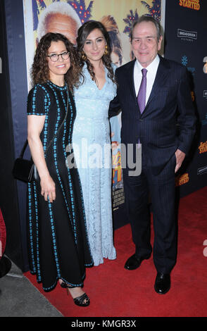 Los Angeles, USA. 07Th Dec, 2017. (L-R) Dawn Laurel-Jones, Victoria Jones et l'acteur Tommy Lee Jones assister à la première de Los Angeles 'juste' à l'Arclight Hollywood le 7 décembre 2017 à Los Angeles, Californie. Photo de Barry King/Alamy Crédit : Barry King/Alamy Live News Banque D'Images