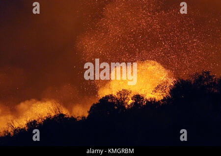 Ojai, Californie, États-Unis. 7 décembre 2017. Le feu Thomas se déplace sur la crête derrière les bâtiments principaux du camp d'été juif, Camp Ramah dans l'ouest d'Ojai jeudi soir. Crédit : Neal Waters/ZUMA Wire/Alamy Live News Banque D'Images