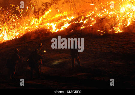 Ojai, Californie, USA. 7 décembre, 2017. cal fire feu pompiers détenu un feu contrôlé de voler le feu thomas de carburant menant à l'extrémité nord du camp Rama dans l'ouest de l'ojai. crédit : eaux neal/zuma/Alamy fil live news Banque D'Images