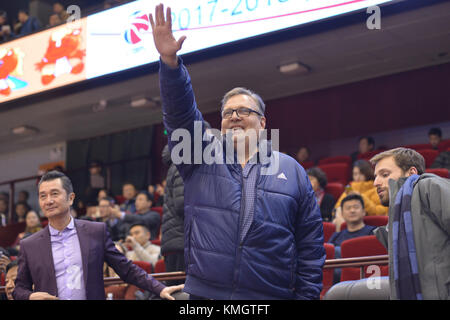 Jinan, Jinan, Chine. 7 décembre, 2017. jinan, Chine 7 décembre 2017 :(usage éditorial seulement. la Chine).Directeur général et président des opérations basket-ball pour les Dallas Mavericks de National Basketball Association (NBA) donnie nelson regarde le match de cba 2017/18 entre qingdao golden star et bayi fubang basket-ball à Jinan, province de Shandong en Chine orientale, le 7 décembre 2017. crédit : l'Asie sipa/zuma/Alamy fil live news Banque D'Images