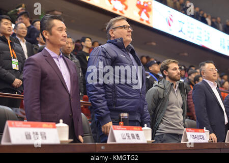 Jinan, Jinan, Chine. 7 décembre, 2017. jinan, Chine 7 décembre 2017 :(usage éditorial seulement. la Chine).Directeur général et président des opérations basket-ball pour les Dallas Mavericks de National Basketball Association (NBA) donnie nelson regarde le match de cba 2017/18 entre qingdao golden star et bayi fubang basket-ball à Jinan, province de Shandong en Chine orientale, le 7 décembre 2017. crédit : l'Asie sipa/zuma/Alamy fil live news Banque D'Images