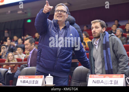 Jinan, Jinan, Chine. 7 décembre, 2017. jinan, Chine 7 décembre 2017 :(usage éditorial seulement. la Chine).Directeur général et président des opérations basket-ball pour les Dallas Mavericks de National Basketball Association (NBA) donnie nelson regarde le match de cba 2017/18 entre qingdao golden star et bayi fubang basket-ball à Jinan, province de Shandong en Chine orientale, le 7 décembre 2017. crédit : l'Asie sipa/zuma/Alamy fil live news Banque D'Images