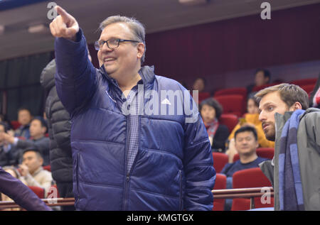 Jinan, Jinan, Chine. 7 décembre, 2017. jinan, Chine 7 décembre 2017 :(usage éditorial seulement. la Chine).Directeur général et président des opérations basket-ball pour les Dallas Mavericks de National Basketball Association (NBA) donnie nelson regarde le match de cba 2017/18 entre qingdao golden star et bayi fubang basket-ball à Jinan, province de Shandong en Chine orientale, le 7 décembre 2017. crédit : l'Asie sipa/zuma/Alamy fil live news Banque D'Images