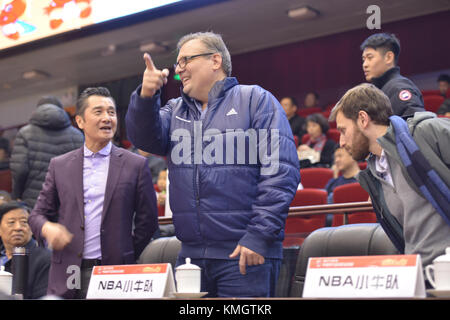 Jinan, Jinan, Chine. 7 décembre 2017. Jinan, CHINE-7 décembre 2017 : (USAGE ÉDITORIAL SEULEMENT. CHINE SORTIE). Le directeur général et président des opérations de basket-ball des Dallas Mavericks de la National Basketball Association (NBA) Donnie Nelson regarde le match de CBA 2017/18 entre le Shandong Golden Star et le Bayi Fubang Basketball à Jinan, dans la province du Shandong de l'est de la Chine, le 7 décembre 2017. Crédit : Sipa Asia/ZUMA Wire/Alamy Live News Banque D'Images