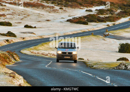 Haytor, Dartmoor, UK. 8 décembre 2017. Météo britannique. Un van conduit à travers un paysage avec une fine couche de neige dans le Haytor o prochain Parc National de Dartmoor dans le Devon près de Bovey Tracey au lever du soleil. Crédit photo : Graham Hunt/Alamy Live News Banque D'Images