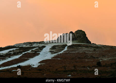 Haytor, Dartmoor, UK. 8 décembre 2017. Météo britannique. Une fine couche de neige recouvre le paysage autour de Haytor dans le Parc National de Dartmoor dans le Devon près de Bovey Tracey comme les nuages glow orrange au lever du soleil. Crédit photo : Graham Hunt/Alamy Live News Banque D'Images