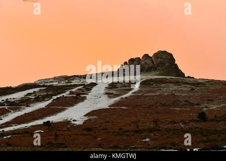 Haytor, Dartmoor, UK. 8 décembre 2017. Météo britannique. Une fine couche de neige recouvre le paysage autour de Haytor dans le Parc National de Dartmoor dans le Devon près de Bovey Tracey comme les nuages glow orrange au lever du soleil. Crédit photo : Graham Hunt/Alamy Live News Banque D'Images