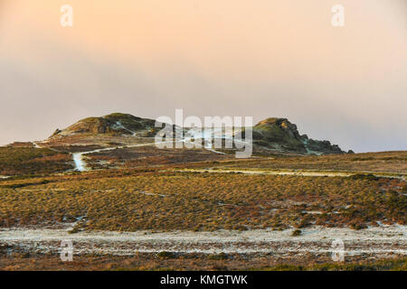 Haytor, Dartmoor, UK. 8 décembre 2017. Météo britannique. Une fine couche de neige recouvre le paysage autour de selle près de Tor dans le Haytor Parc National de Dartmoor dans le Devon près de Bovey Tracey au lever du soleil. Crédit photo : Graham Hunt/Alamy Live News Banque D'Images