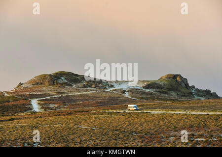 Haytor, Dartmoor, UK. 8 décembre 2017. Météo britannique. Une fine couche de neige recouvre le paysage autour de selle près de Tor dans le Haytor Parc National de Dartmoor dans le Devon près de Bovey Tracey au lever du soleil. Crédit photo : Graham Hunt/Alamy Live News Banque D'Images