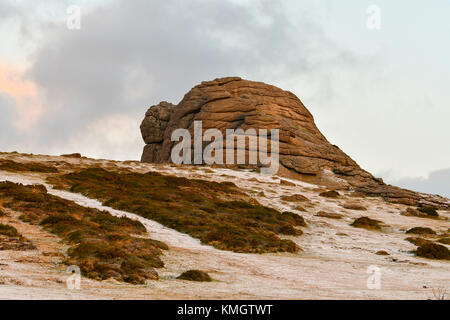 Haytor, Dartmoor, UK. 8 décembre 2017. Météo britannique. Une fine couche de neige recouvre le paysage autour de Haytor dans le Parc National de Dartmoor dans le Devon près de Bovey Tracey au lever du soleil. Crédit photo : Graham Hunt/Alamy Live News Banque D'Images