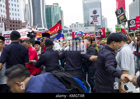 Kuala Lumpur, Malaisie. 8e dec 2017. manifestants musulmans mars à l'ambassade des États-Unis au cours d'une manifestation à Kuala Lumpur, Malaisie, le 08 décembre 2017. musulmans malaisiens ont protesté à l'extérieur de l'ambassade des États-Unis au-dessus de Washington est controversée de reconnaître Jérusalem comme capitale d'Israël. crédit : chris jung/zuma/Alamy fil live news Banque D'Images