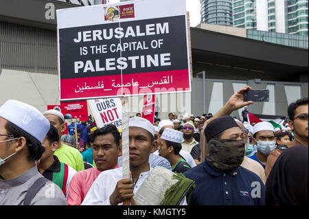 Kuala Lumpur, Malaisie. 8e dec 2017. manifestants musulmans mars à l'ambassade des États-Unis au cours d'une manifestation à Kuala Lumpur, Malaisie, le 08 décembre 2017. musulmans malaisiens ont protesté à l'extérieur de l'ambassade des États-Unis au-dessus de Washington est controversée de reconnaître Jérusalem comme capitale d'Israël. crédit : chris jung/zuma/Alamy fil live news Banque D'Images