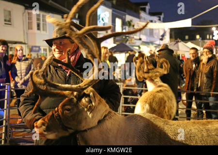 Vivent les rennes. Hiver 'errer' Foire de Noël. 7 décembre 2017. Bridge Road, Hampton Court, East Molesey, Surrey, Angleterre, Royaume-Uni. Célébration de Noël avec des lumières, des rennes live, les stalles, la nourriture, les divertissements et les tombolas. Crédit : Ian bouteille/Alamy Live News Banque D'Images