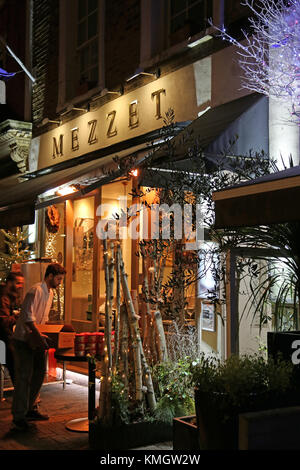 Mezzet Restaurant Libanais. Hiver 'errer' Foire de Noël. 7 décembre 2017. Bridge Road, Hampton Court, East Molesey, Surrey, Angleterre, Royaume-Uni. Célébration de Noël avec des lumières, des rennes live, les stalles, la nourriture, les divertissements et les tombolas. Crédit : Ian bouteille/Alamy Live News Banque D'Images