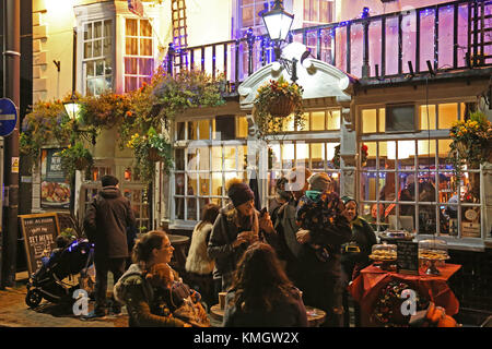 L'Albion pub. Hiver 'errer' Foire de Noël. 7 décembre 2017. Bridge Road, Hampton Court, East Molesey, Surrey, Angleterre, Royaume-Uni. Célébration de Noël avec des lumières, des rennes live, les stalles, la nourriture, les divertissements et les tombolas. Crédit : Ian bouteille/Alamy Live News Banque D'Images