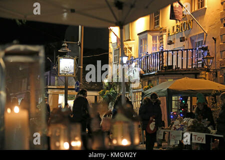 L'Albion pub. Hiver 'errer' Foire de Noël. 7 décembre 2017. Bridge Road, Hampton Court, East Molesey, Surrey, Angleterre, Royaume-Uni. Célébration de Noël avec des lumières, des rennes live, les stalles, la nourriture, les divertissements et les tombolas. Crédit : Ian bouteille/Alamy Live News Banque D'Images