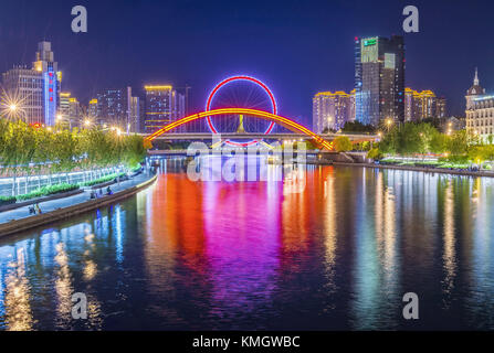 Tianjin, Tianjin, Chine. 8 décembre 2017. Le Tianjin Eye est une grande roue géante de 120 mètres (394 pieds) de haut construite au-dessus du pont Yongle, au-dessus de la rivière Hai à Tianjin, en Chine. La construction a commencé en 2007, avec l'achèvement de la carrosserie principale le 18 décembre 2007, et la roue a été ouverte au public le 7 avril 2008. Au moment de son achèvement, seuls les 135 m (443 pieds) London Eye, 160 m (525 pieds) Star of Nanchang et 165 m (541 pieds) Singapore Flyer étaient plus hauts. Tianjin Eye est alimenté électriquement et dispose de 48 capsules passagers. (Crédit image : © crédit : ZUMA Press, Inc/Alamy Live News Banque D'Images