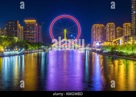 Tianjin, Tianjin, Chine. 8e dec 2017. Le tianjin eye est un 120 mètres (394 ft) de haut grande roue construite au-dessus du pont de yongle, sur la rivière Hai à Tianjin, Chine. La construction a commencé en 2007, avec l'achèvement de la partie principale le 18 décembre 2007, et la roue a ouvert au public le 7 avril 2008. au moment de son achèvement, seul le 135 m (443 ft) London eye, 160 m (525 ft) Étoile de Nanchang, et 165 m (541 ft) Singapore Flyer étaient plus grands. tianjin eye est électrique et dispose de 48 capsules passager. (Crédit image : © Crédit : zuma Press, Inc./Alamy live news Banque D'Images