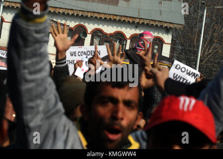 Srinagar, au Cachemire indien .administrés.08.Les manifestants chiites du cachemire décembre crier des slogans anti-américains& israil après la prière du vendredi contre.nous président Donald Trump à la suite de sa décision de reconnaître Jérusalem comme capitale d'Israël, dans la ville de Gaza.joint leadership résistance jrl appelle shutdown le dimanche contre cachemire violations des droits de l'homme, les manifestations de vendredi contre nous décision sur Jérusalem .©sofi suhail/Alamy live news Banque D'Images