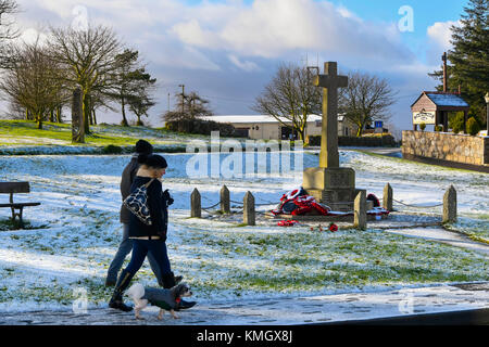 Princetown, Dartmoor, UK. 8 décembre 2017. Météo britannique. Dog Walkers flâner passé une scène enneigée au monument aux morts à Princetown dans le Parc National de Dartmoor dans le Devon sur un hiver froid 24. Crédit photo : Graham Hunt/Alamy Live News Banque D'Images