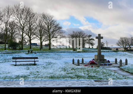 Princetown, Dartmoor, UK. 8 décembre 2017. Météo britannique. La neige War Memorial À Princetown dans le Parc National de Dartmoor dans le Devon sur un hiver froid 24. Crédit photo : Graham Hunt/Alamy Live News Banque D'Images