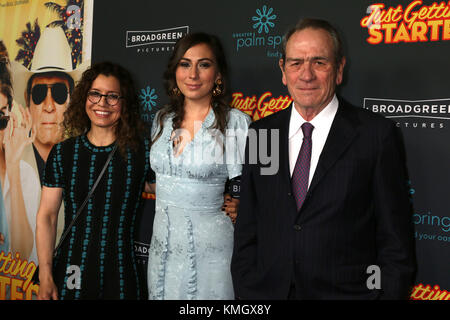 Hollywood, Ca. 7 décembre 2017. Dawn Laurel-Jones, Victoria Jones, Tommy Lee Jones lors de la première de Broad Green Pictures « Just Getting Started » à ArcLight Hollywood le 7 décembre 2017 à Hollywood, Californie. Crédit: David Edwards/Media Punch/Alay Live News Banque D'Images