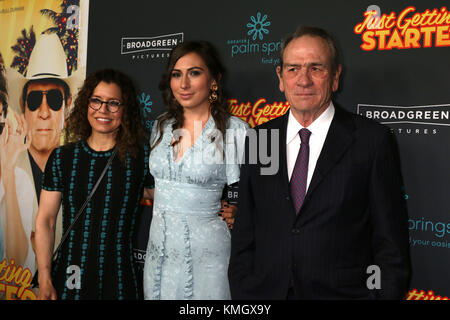 Hollywood, Ca. 7 décembre 2017. Dawn Laurel-Jones, Victoria Jones, Tommy Lee Jones lors de la première de Broad Green Pictures « Just Getting Started » à ArcLight Hollywood le 7 décembre 2017 à Hollywood, Californie. Crédit: David Edwards/Media Punch/Alay Live News Banque D'Images