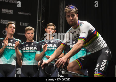 Schiltach, Allemagne. 7 décembre 2017. Peter Sagan (à droite) de l'équipe BORA-Hansgrohe pose lors de la présentation du nouveau maillot à Schiltach, Allemagne, le 7 décembre 2017. Crédit : Patrick Seeger/dpa/Alamy Live News Banque D'Images