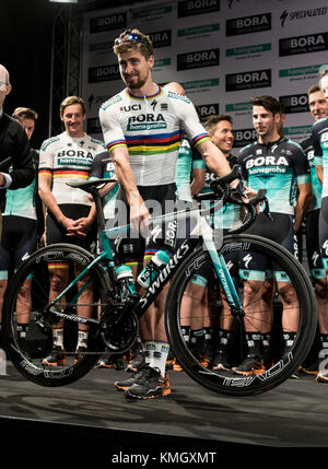 Peter Sagan de l'équipe BORA-Hansgrohe pose lors de la présentation du nouveau maillot à Schiltach, Allemagne, le 7 décembre 2017. Photo : Patrick Seeger/dpa Banque D'Images