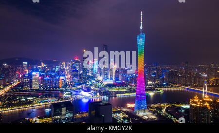 Guangzhou. 1er décembre 2017. La photo prise le 1er décembre 2017 montre la vue nocturne de Guangzhou, capitale de la province du Guangdong du sud de la Chine. Le Forum mondial Fortune a commencé à Guangzhou depuis Dec. 6. Crédit : Liu Dawei/Xinhua/Alamy Live News Banque D'Images