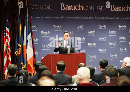 New York, États-Unis. 07 décembre 2017. (171207) -- NEW YORK, Dec. 7, 2017 (Xinhua) -- Jiang Feng, président du Shanghai International Studies University Council, prend la parole lors de la cérémonie de lancement de l'Institut Confucius pour la finance mondiale au Baruch College à New York, États-Unis, Dec. 6, 2017. Crédit : Xinhua/Alamy Live News Banque D'Images