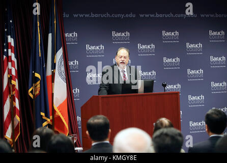 New York, États-Unis. 07 décembre 2017. New York, États-Unis. 6 décembre 2017. Mitchel B. Wallerstein, président du Baruch College, prend la parole lors de la cérémonie de lancement du Confucius Institute for Global Finance au Baruch College à New York, aux États-Unis, Dec. 6, 2017. DQuarters (Hanban). Crédit : Wang Ying/X crédit : Xinhua/Alamy Live News Banque D'Images