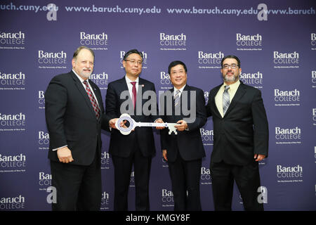 New York, États-Unis. 07 décembre 2017. (171207) -- NEW YORK, Dec. 7, 2017 (Xinhua) -- (de gauche à droite) Mitchel B. Wallerstein, président du Baruch College, Jiang Feng, président du Shanghai International Studies University Council, Xinwei Sun, directeur chinois du Confucius Institute for Global Finance, et Matthew LePere, directeur américain du Confucius Institute for Global Finance, posent pour la cérémonie de lancement du Confucius Institute for Global Finance à Baruch College à New York, États-Unis/Alaminy Live News Banque D'Images