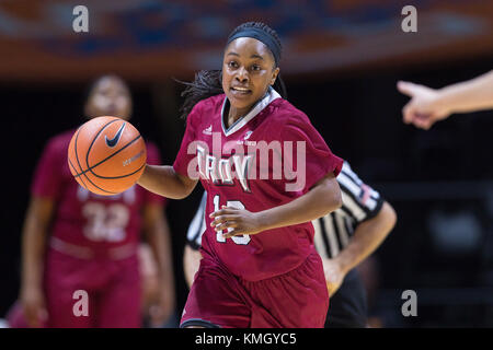 6 décembre 2017 : Janiah Sandifer # 10 de la Troy Trojans apporte le ballon de basket-ball de NCAA du tribunal pendant le match entre l'Université du Tennessee Lady bénévoles et l'Université de Troy Trojans à Thompson Boling Arena de Knoxville TN Tim Gangloff/CSM Banque D'Images